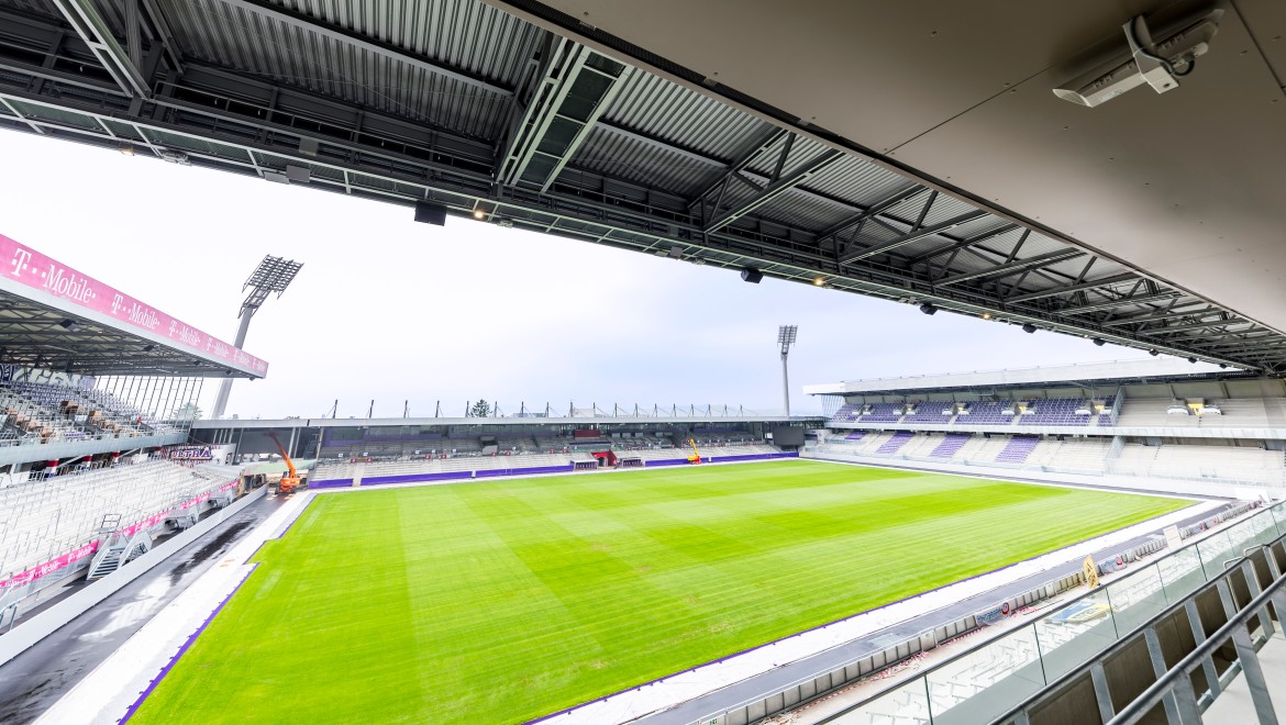 Beeindruckender Blick in die neue Generali Arena: Über die gesamte Länge der Dachkonstruktion sorgt das Geberit Pluvia Dachentwässerungssystem dafür, dass Regenwasser gesammelt und zur Bewässerung des Rasens eingesetzt werden kann. Beeindruckender Blick in die neue Generali Arena: Über die gesamte Länge der Dachkonstruktion sorgt das Geberit Pluvia Dachentwässerungssystem dafür, dass Regenwasser gesammelt und zur Bewässerung des Rasens eingesetzt werden kann.