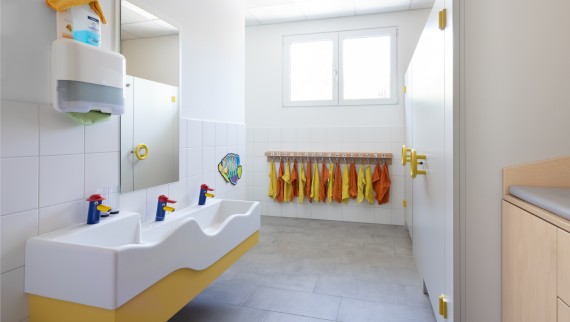 In Design, Ausladung und Höhenverhältnis gut durchdacht. Die Waschplatzkonzepte von Geberit Bambini mache es Kindern unterschiedlicher Größe leicht, die Armaturen zu erreichen. ((c) Geberit / Anna Stöcher)