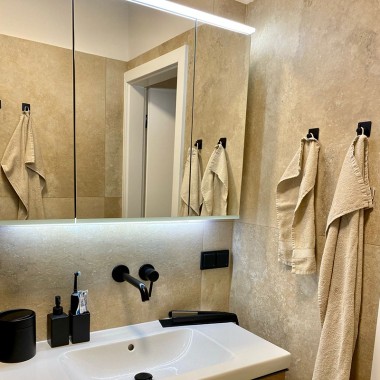 Waschtisch und Spiegelschrank fügen sich optimal in das kleine Badezimmer ein und schaffen ausreichend Stauraum. ((c) Geberit / lenatheres_)