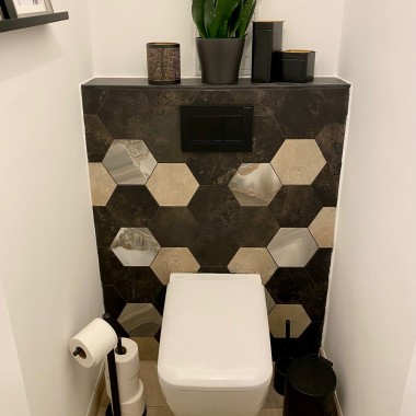 Das WC wird hell, modern und stylisch. Mit der schwarzen Betätigungsplatte Geberit Sigma30 ein absoluter Blickfang. ((c) Geberit / lenathers_)