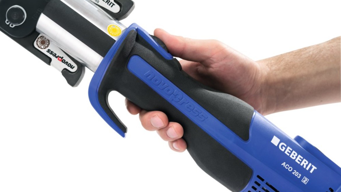 Ergonomische Bedienung des Presswerkzeugs mit rutschfesten und kompakten Griff Ergonomische Bedienung des Presswerkzeugs mit rutschfesten und kompakten Griff